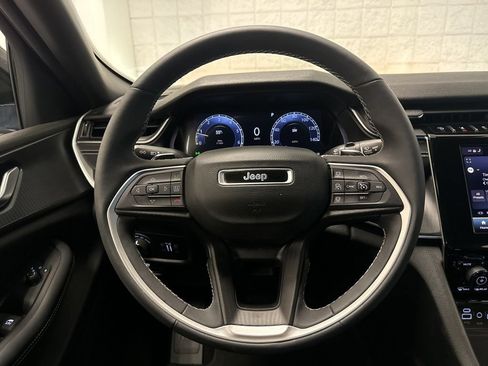 Used 2023 Jeep Grand Cherokee Altitude AWD/4WD image 25