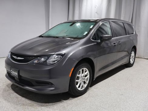 Used 2021 Chrysler Voyager LX image 6