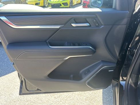 Used 2025 GMC Acadia Elevation image 27