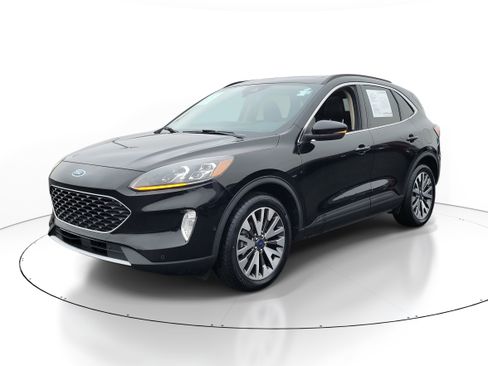 Used 2020 Ford Escape Titanium image 2