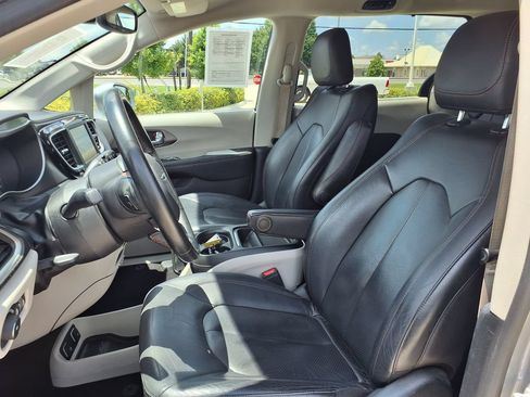 Used 2020 Chrysler Pacifica Touring-L w/ Tire & Wheel Group FWD image 18