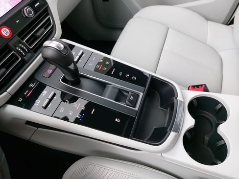 Certified 2026 Porsche Macan AWD/4WD image 27