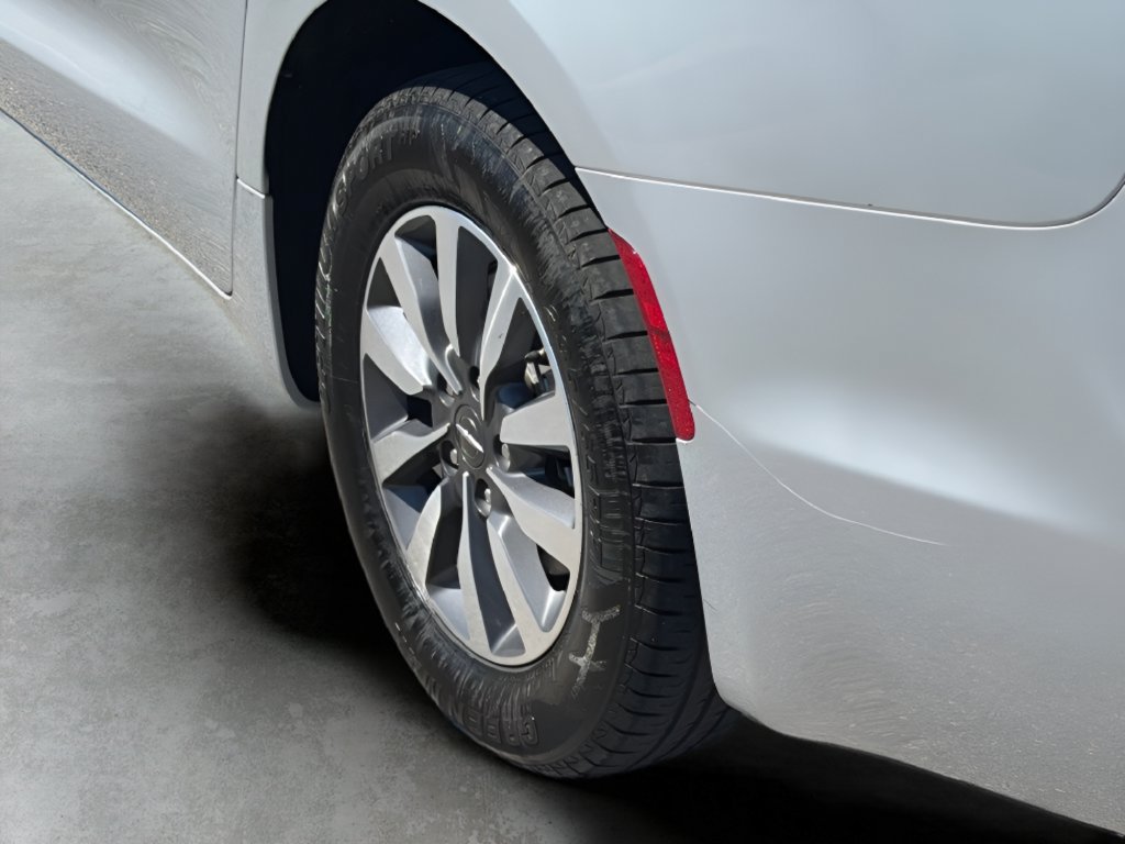 Used 2023 Chrysler Pacifica Touring-L FWD image 10