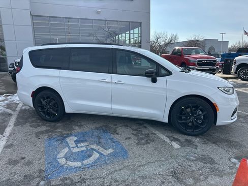 New 2026 Chrysler Pacifica Select image 40