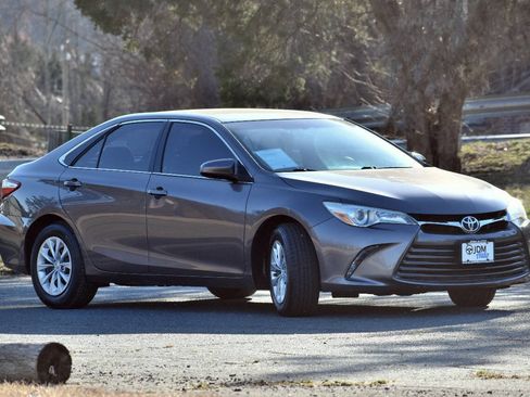 Used 2015 Toyota Camry LE FWD image 4