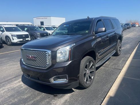 Used 2017 GMC Yukon XL SLT w/ Premium Edition AWD/4WD image 9