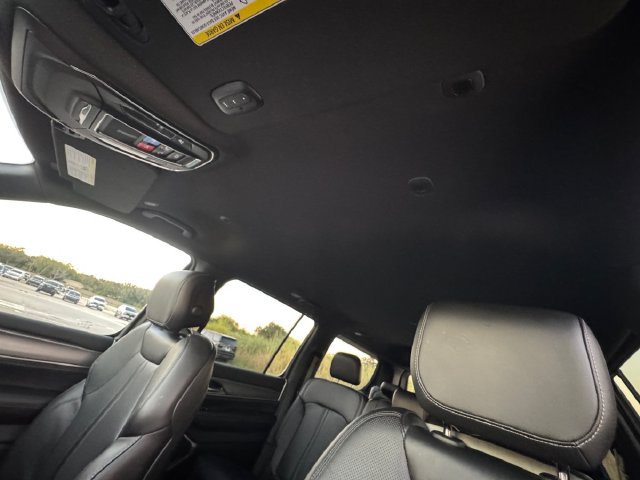 Used 2025 Jeep Wagoneer 4WD image 28