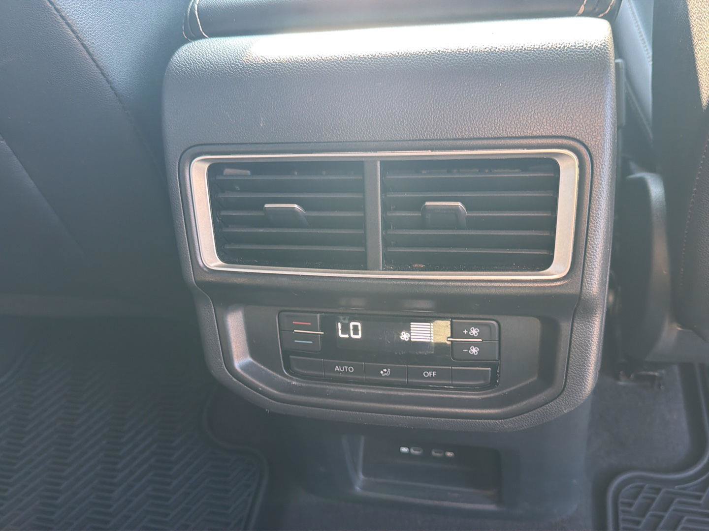 Used 2024 Volkswagen Atlas SE FWD image 17