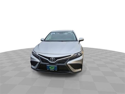 Used 2024 Toyota Camry SE image 3