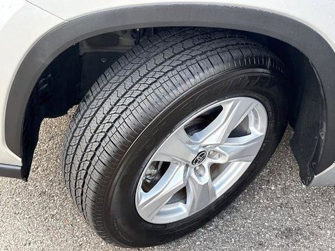 Used 2022 Toyota Highlander LE image 24