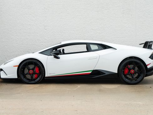 Used 2018 Lamborghini Huracan Performante AWD/4WD image 8