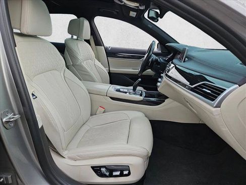 Used 2022 BMW 750i xDrive w/ M Sport Package image 22