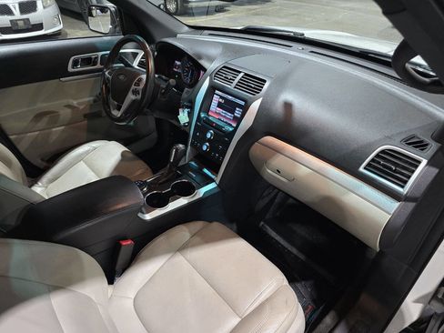 Used 2015 Ford Explorer XLT w/ Equipment Group 202A AWD/4WD image 33
