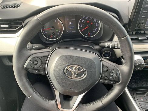 Used 2021 Toyota RAV4 XLE Premium image 19