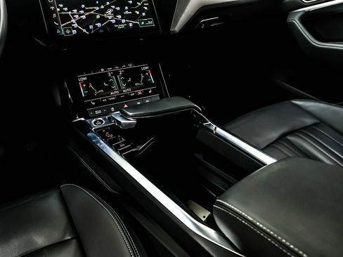 Used 2022 Audi e-tron Premium image 6