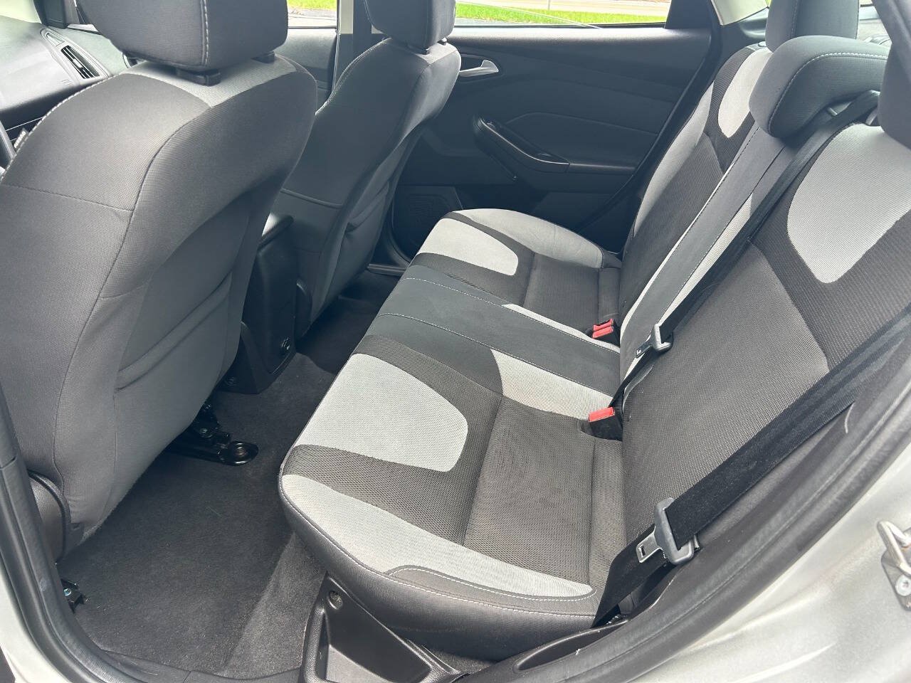 Used 2014 Ford Focus SE w/ SE Sport Package FWD image 13