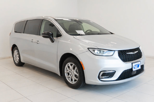 Used 2024 Chrysler Pacifica Touring-L FWD image 27