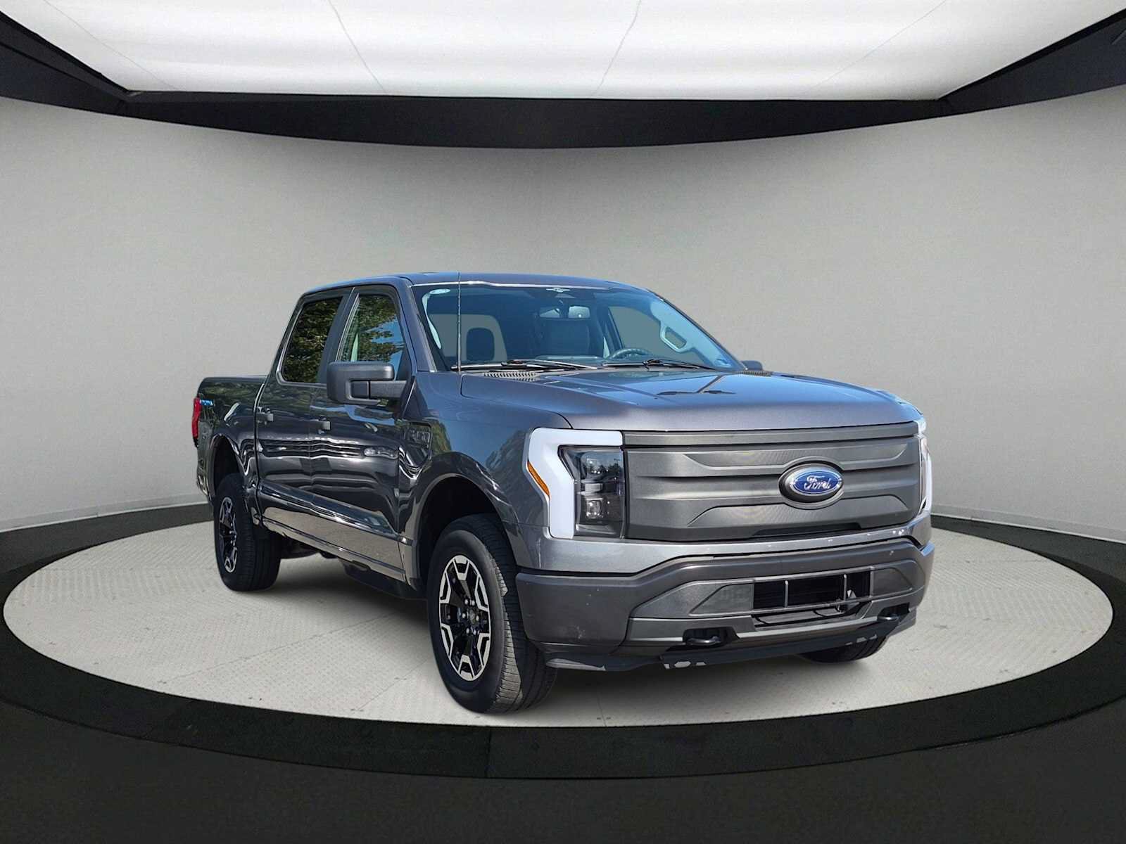 Used 2023 Ford F150 Lightning 4x4 SuperCrew image 2
