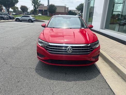Used 2021 Volkswagen Jetta SE FWD image 3