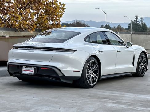 Used 2022 Porsche Taycan image 8