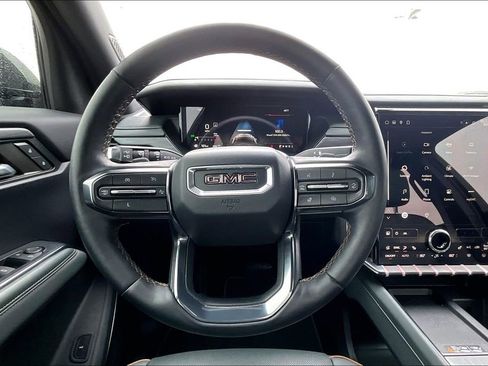 Used 2024 GMC Acadia AT4 w/ Luxury Package image 8