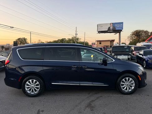 Used 2018 Chrysler Pacifica Touring-L Plus image 4