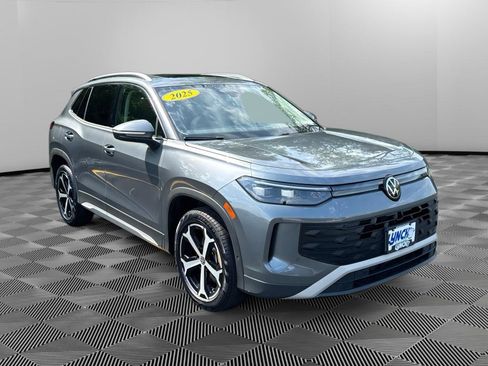 Used 2025 Volkswagen Tiguan SE AWD/4WD image 3