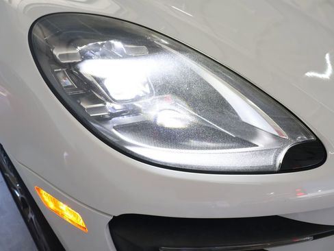 Used 2017 Porsche Macan Turbo AWD/4WD image 32