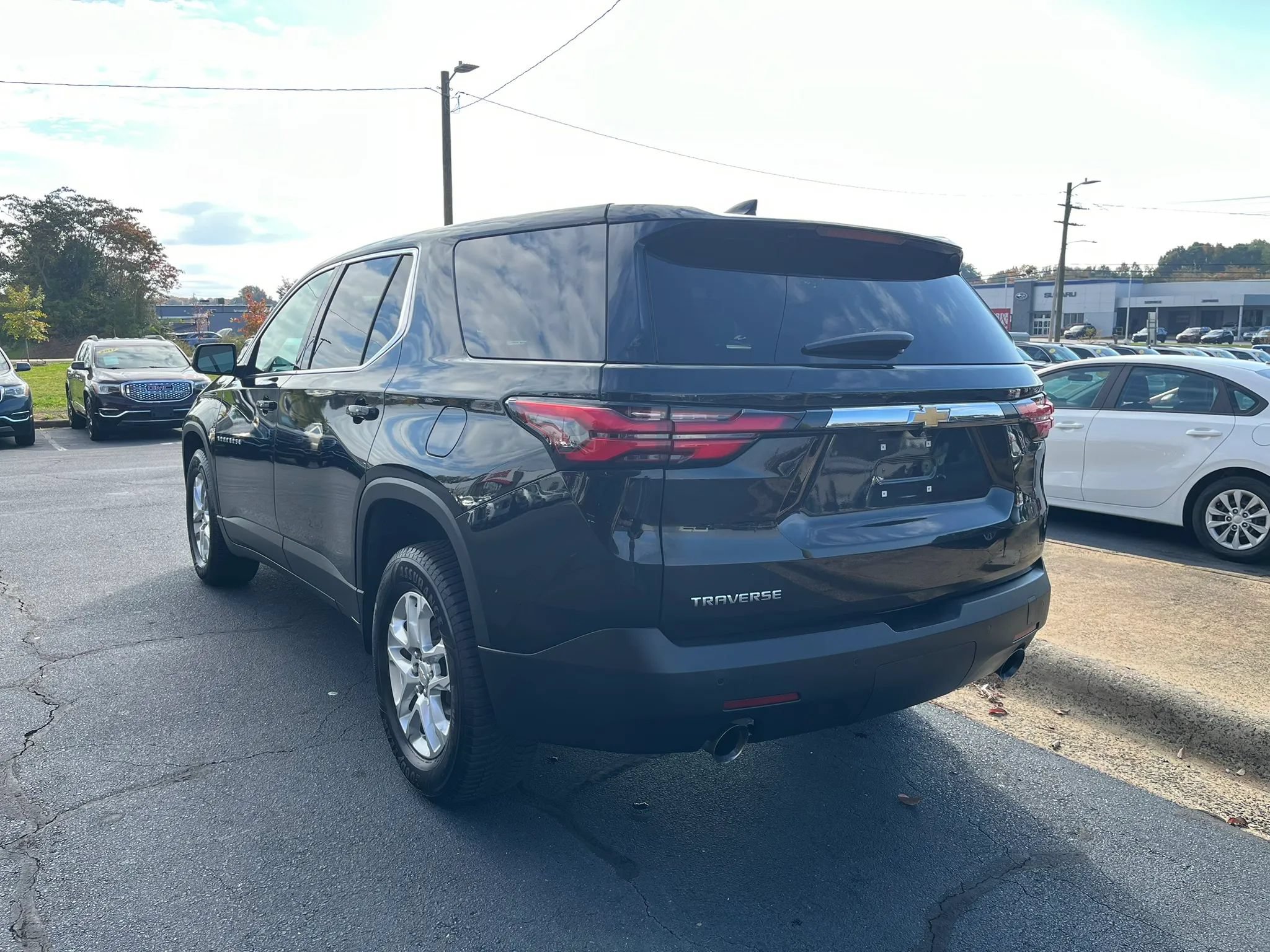 Used 2022 Chevrolet Traverse LS FWD image 5