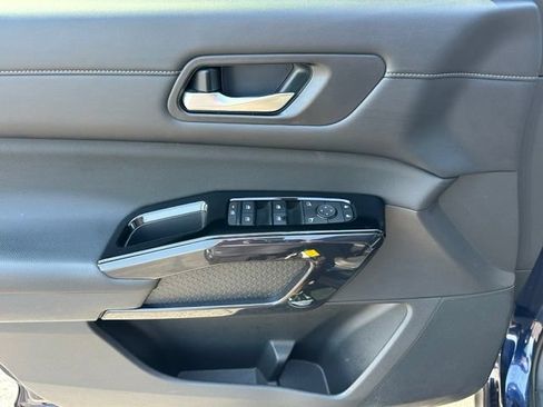 Used 2022 Nissan Pathfinder SV AWD/4WD image 15
