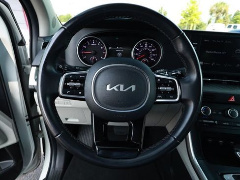 Used 2023 Kia Carnival LX FWD image 11