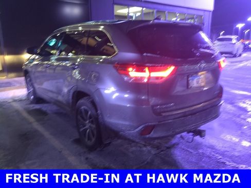 Used 2017 Toyota Highlander image 3