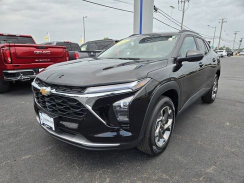 Used 2025 Chevrolet Trax LT w/ LT Convenience Package FWD image 4