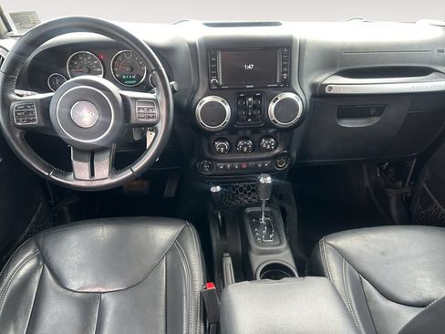 Used 2017 Jeep Wrangler Unlimited Sahara w/ Connectivity Group AWD/4WD image 10