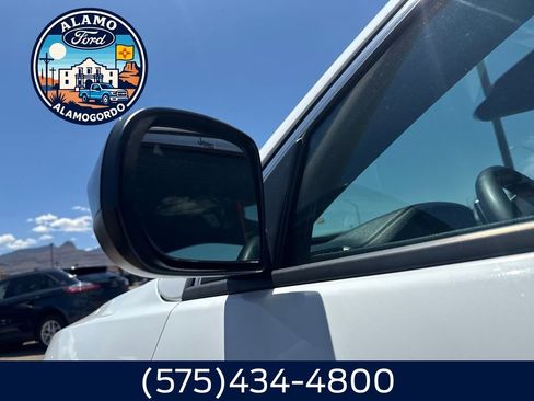 Used 2024 Jeep Compass Latitude image 3