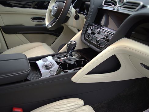 Certified 2023 Bentley Bentayga Extended Wheelbase image 31