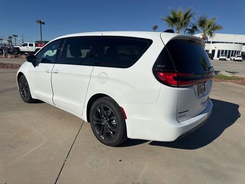 New 2026 Chrysler Pacifica Select FWD image 3