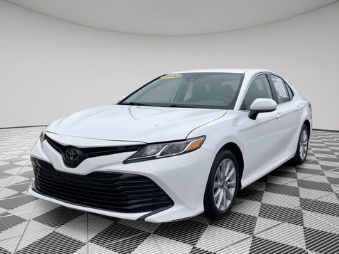 Used 2020 Toyota Camry LE image 3