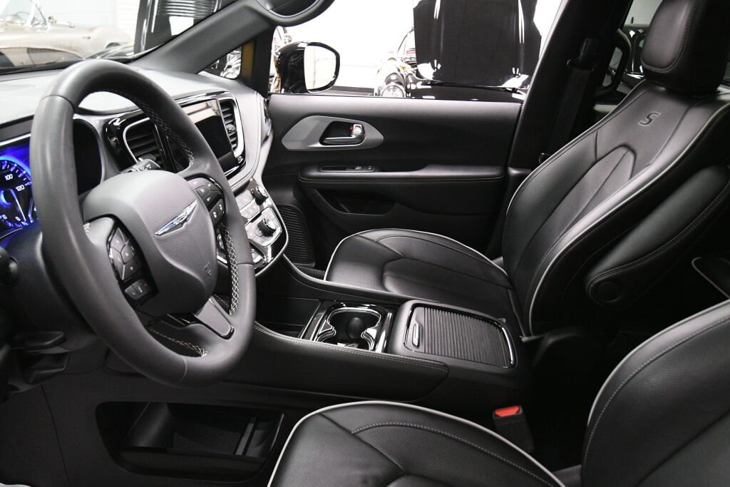 Used 2025 Chrysler Pacifica Limited FWD image 29