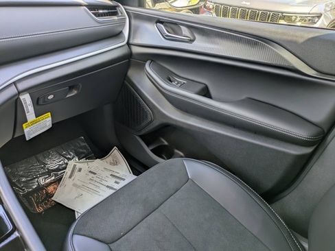 New 2025 Jeep Grand Cherokee Altitude image 15