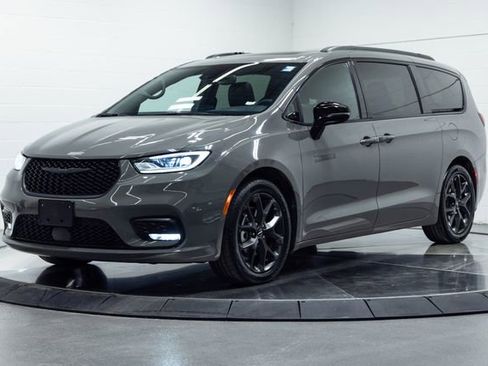 Used 2025 Chrysler Pacifica Limited image 6