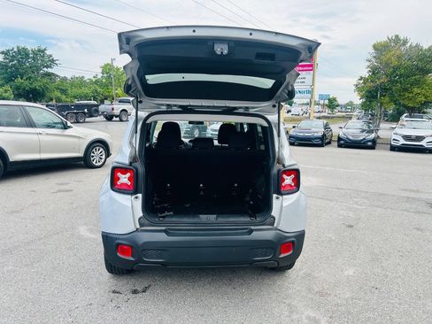 Used 2020 Jeep Renegade Latitude FWD image 9