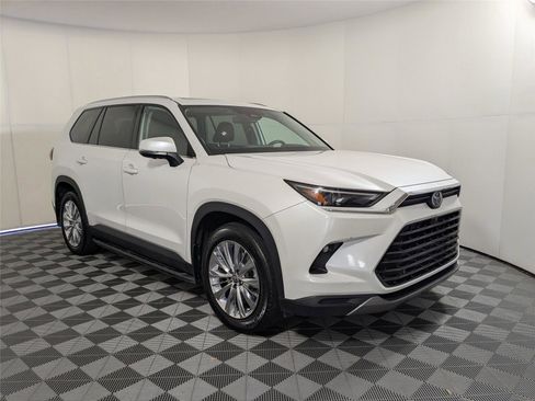 Used 2024 Toyota Grand Highlander Platinum image 3