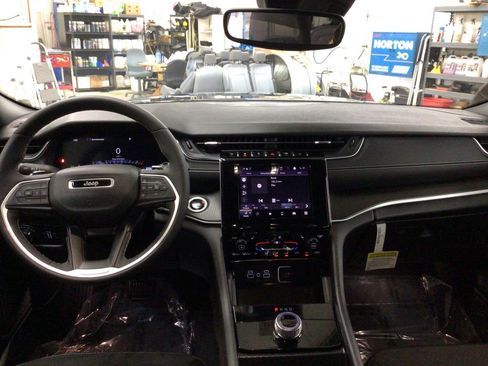 Used 2024 Jeep Grand Cherokee Altitude image 22