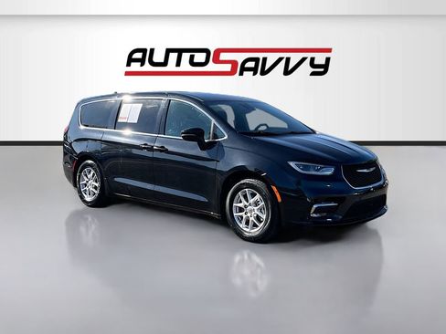 Used 2023 Chrysler Pacifica Touring FWD image 1