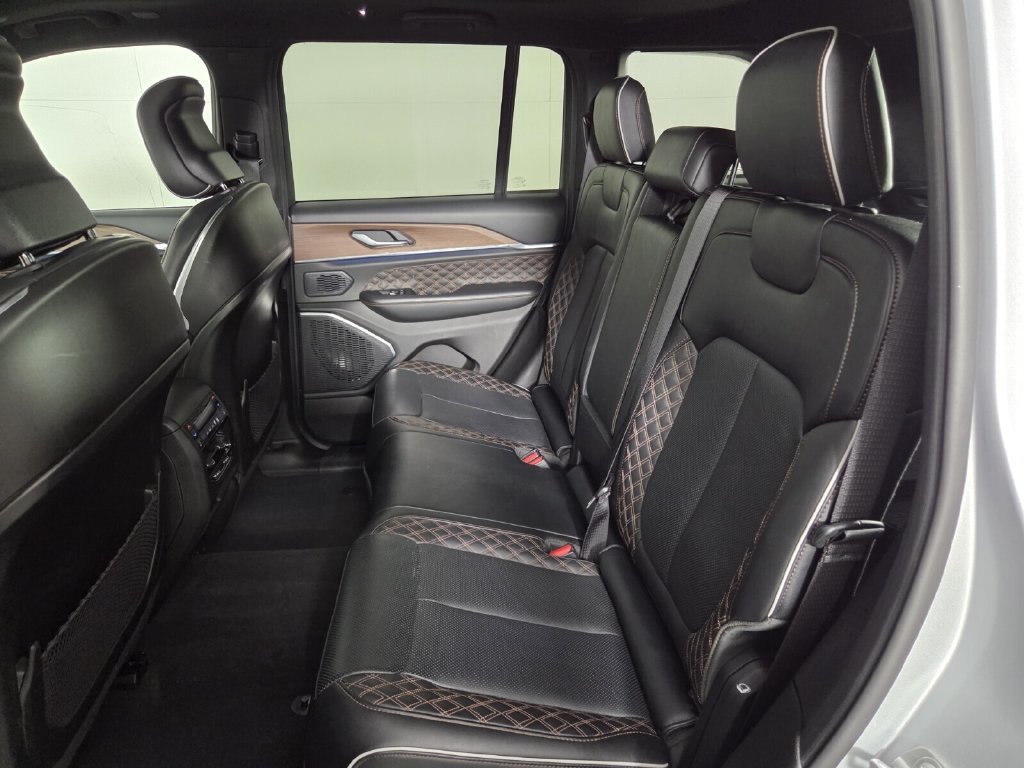 Used 2025 Jeep Grand Cherokee Summit w/ Obsidian Package AWD/4WD image 22