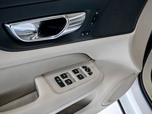 Used 2019 Volvo S60 T6 Momentum w/ Premium Package image 16