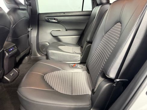 Used 2025 Toyota Highlander XSE AWD/4WD image 25