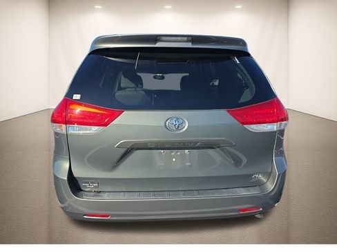 Used 2014 Toyota Sienna XLE image 9
