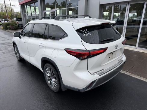 Used 2020 Toyota Highlander Platinum image 3